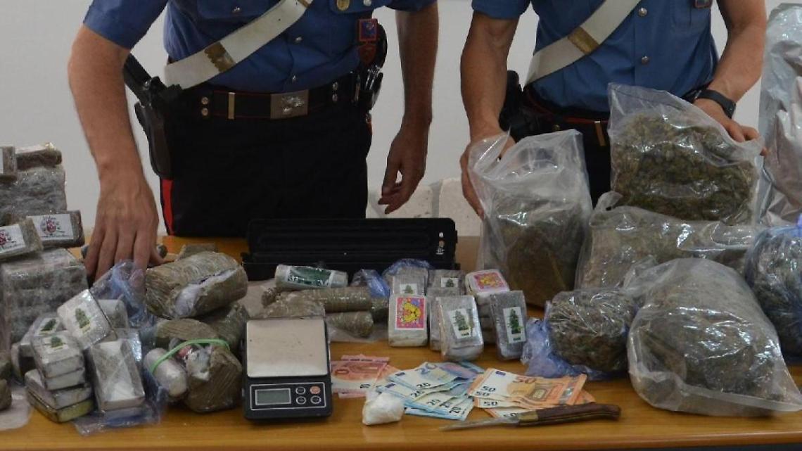 Nascondeva 20 kg di droga in macchina, arrestato 25enne