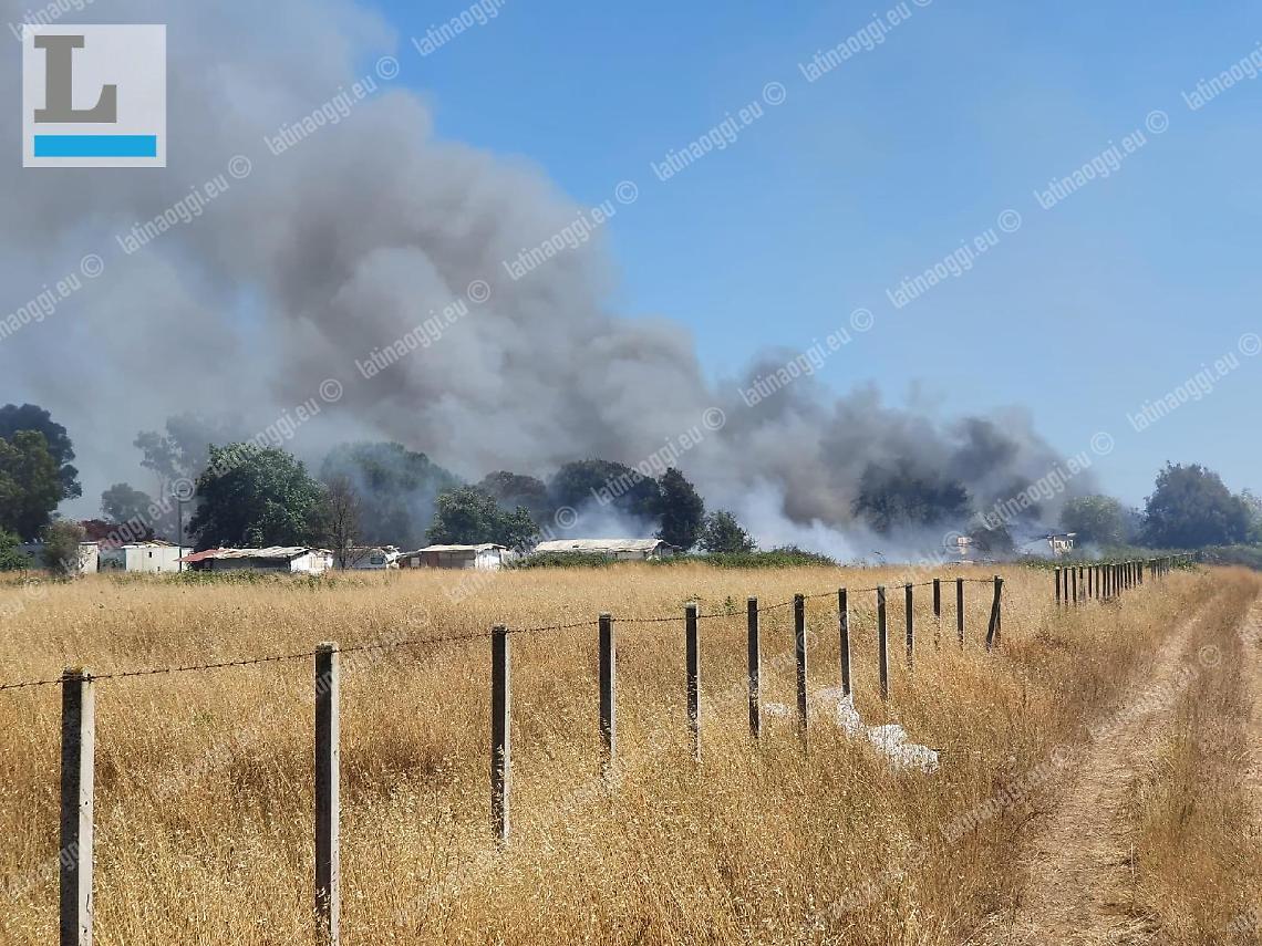 Campo nomadi in fiamme, emergenza per gli sfollati: più di cento senza una casa