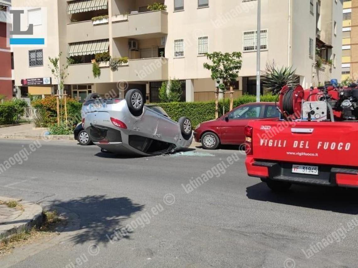 Si ribaltano con l'auto, ferite due persone