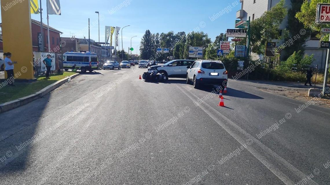 Urto in sorpasso, vola lo scooter: coppia soccorsa