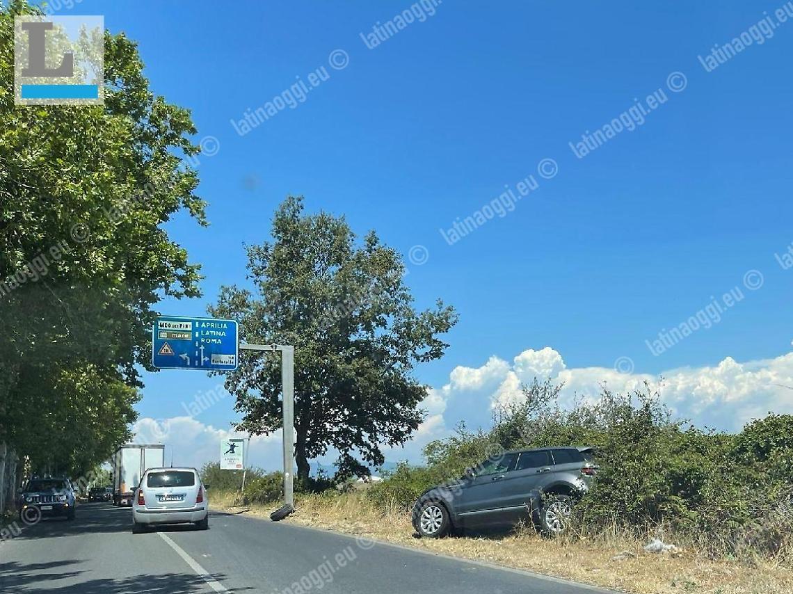 Sbanda e finisce fuori strada: una donna soccorsa dal 118