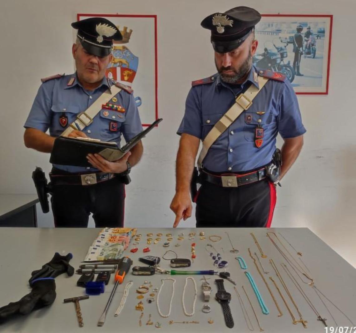 Finisce fuori strada mentre fugge dai carabinieri dopo il furto