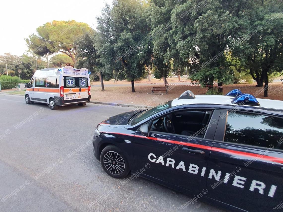 Trovato morto sulla panchina, giallo nel parco