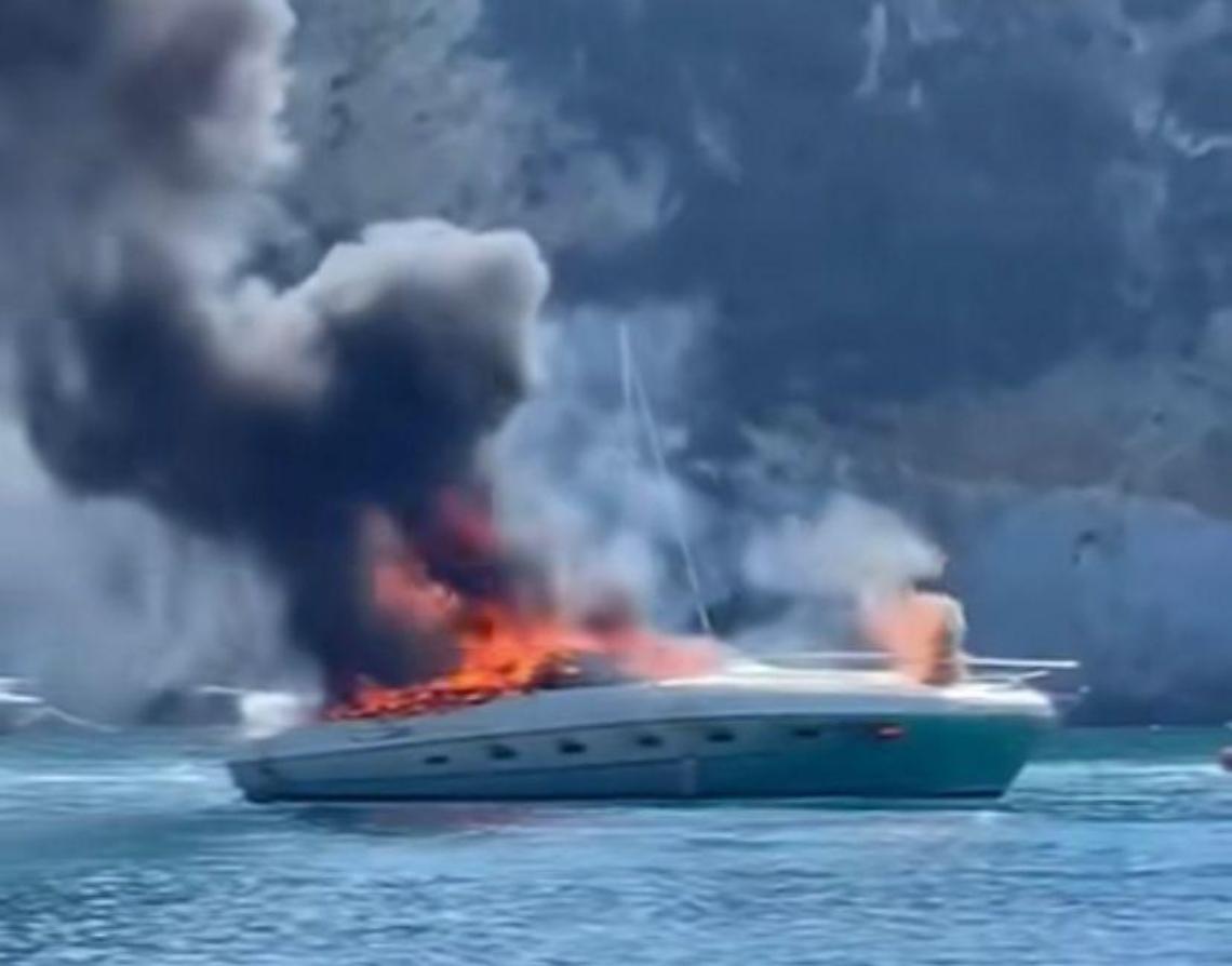 Paura a Ponza per una barca a fuoco davanti al Frontone