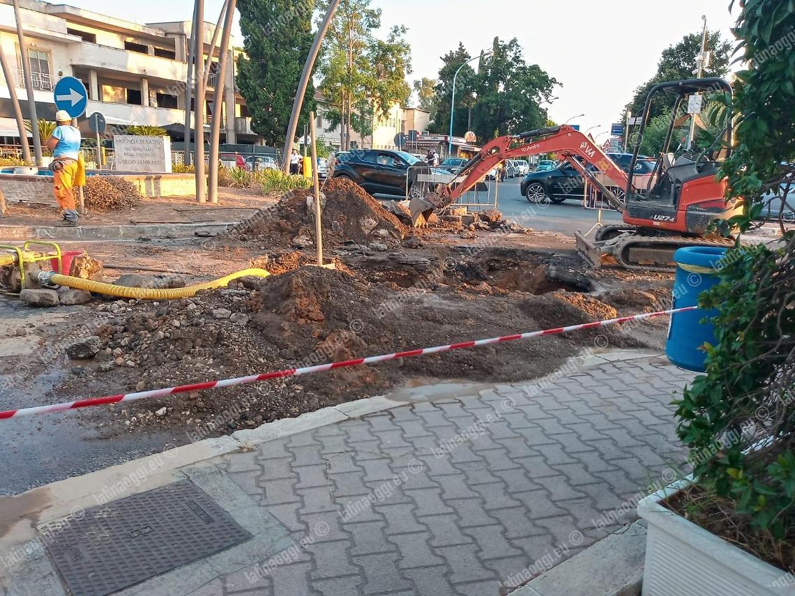 A Borgo Sabotino sprofonda la strada, traffico in tilt