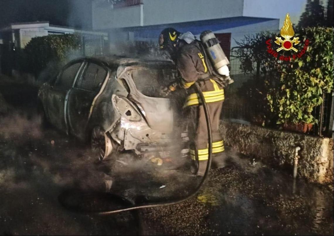 Auto in fiamme a Minturno, intervengono i vigili del fuoco