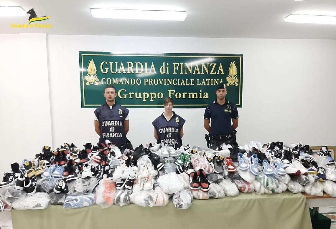 Sequestrati sul lungomare oltre 500 prodotti con marchio contraffatto