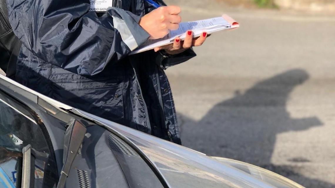 Spettacolo al Tempio di Giove, la polizia locale multa le auto in sosta vietata