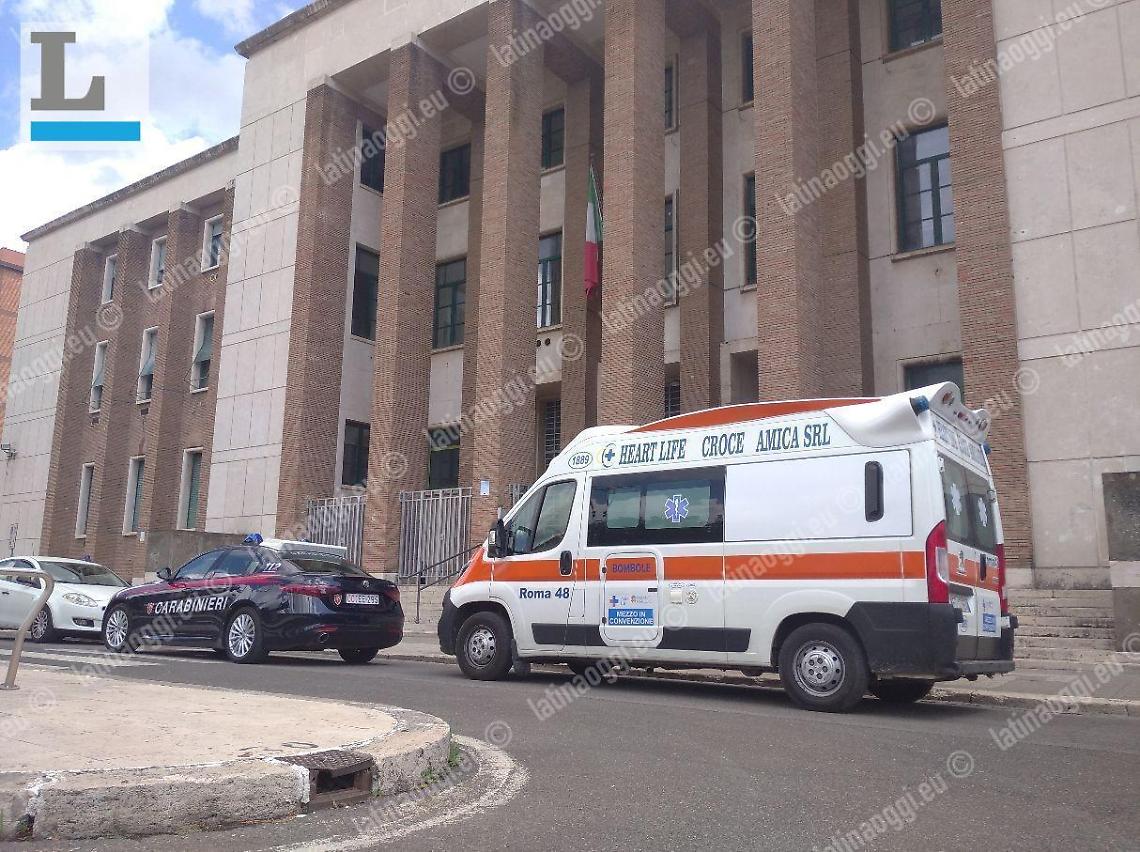 Aggredisce i Carabinieri e danneggia l'aula: arresto in diretta