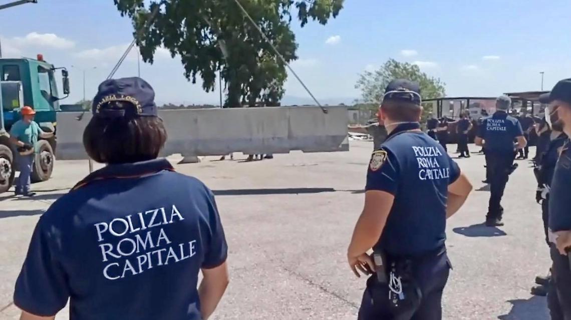 Sotto processo gli odiatori dei social che insultavano i rom di Castel Romano