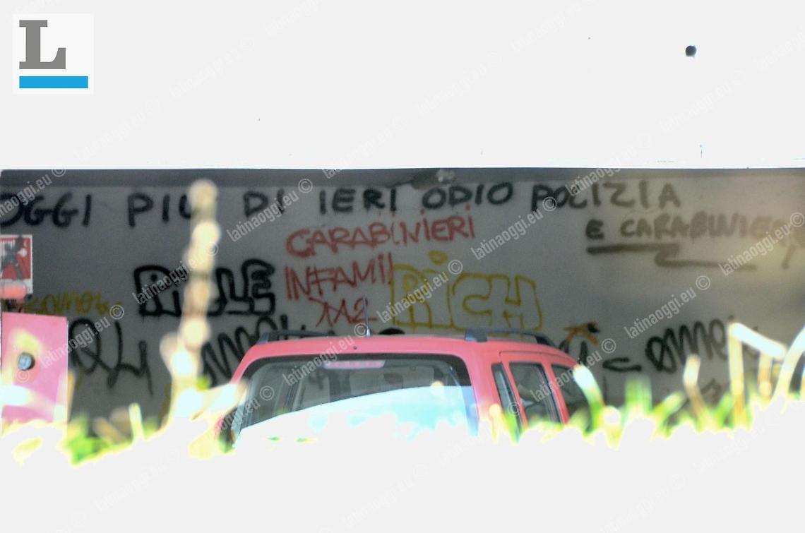 Parole d'odio contro le "divise", le scritte sui muri dei "Palazzoni"