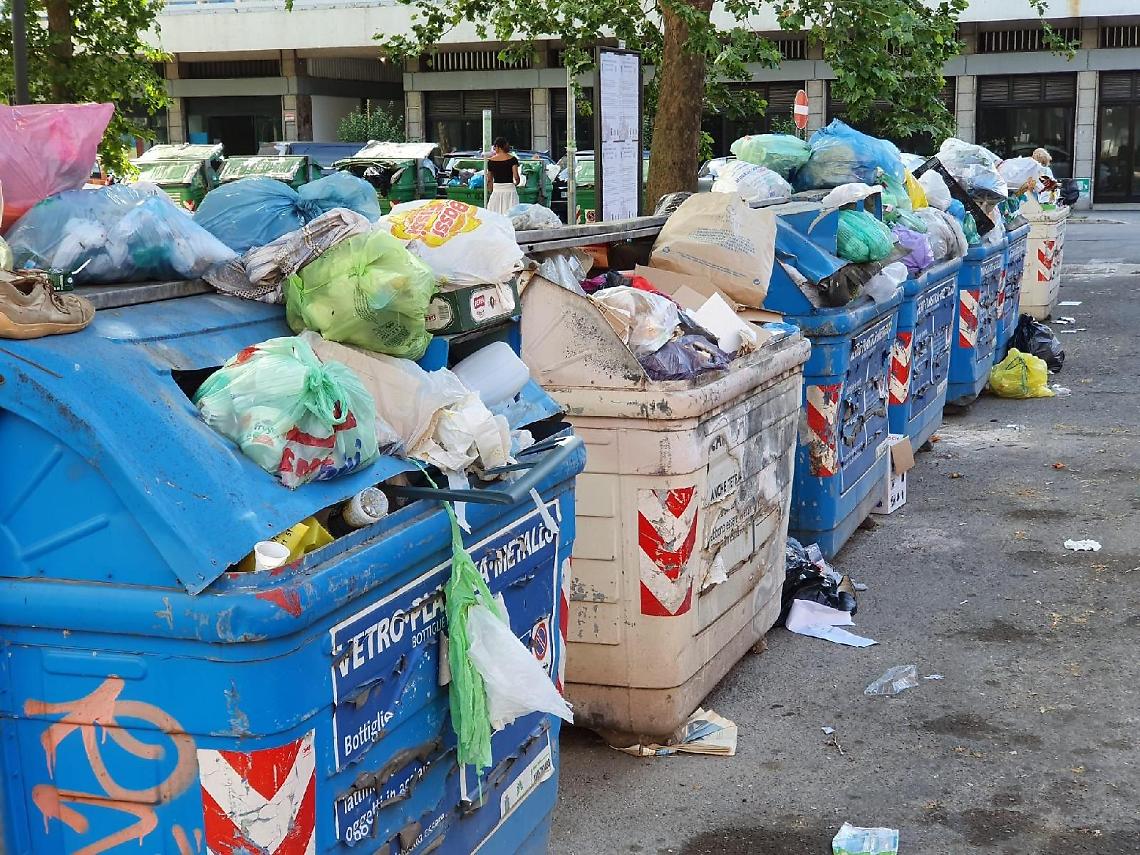 La città è sporca, il commissario stanzia 100 mila euro per pulirla