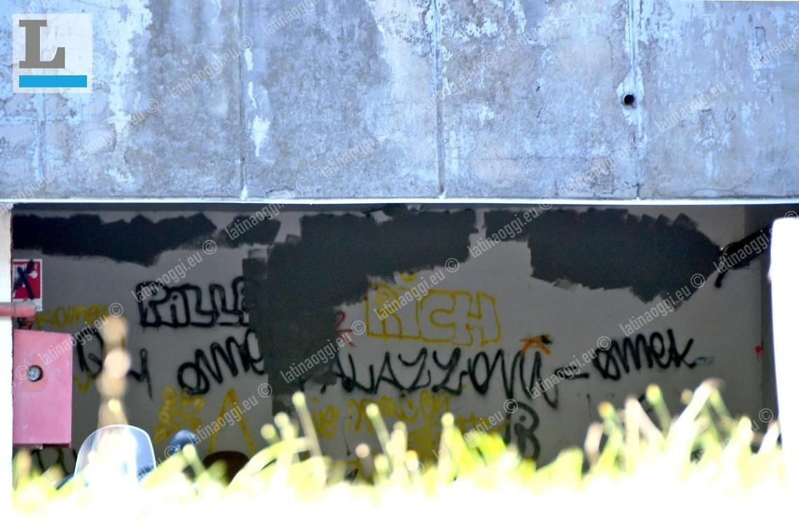 Il Comune cancella le scritte di odio contro le “divise”
