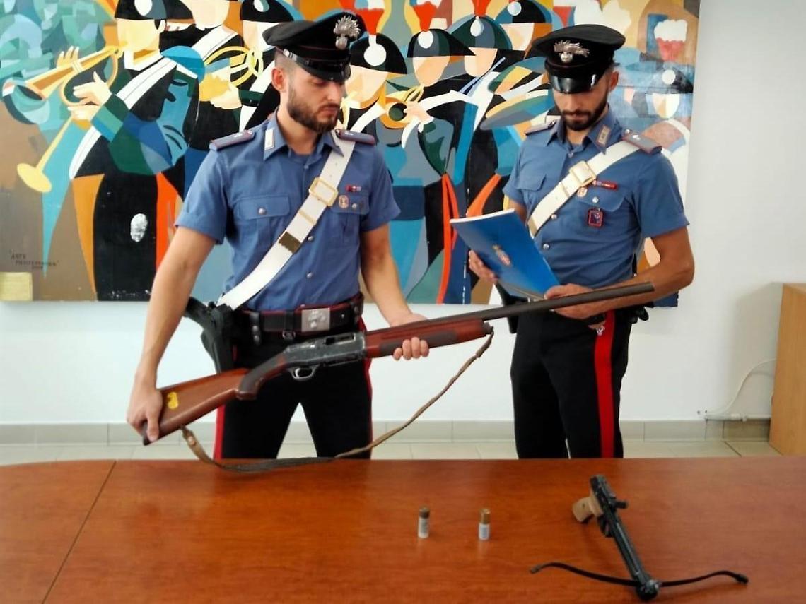 Si punta il fucile alla gola e minaccia i passanti: arrestato il 42enne