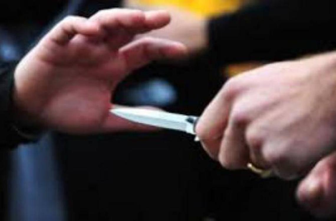 Accoltellato in una lite per difendere un amico e dal suocero alle case popolari