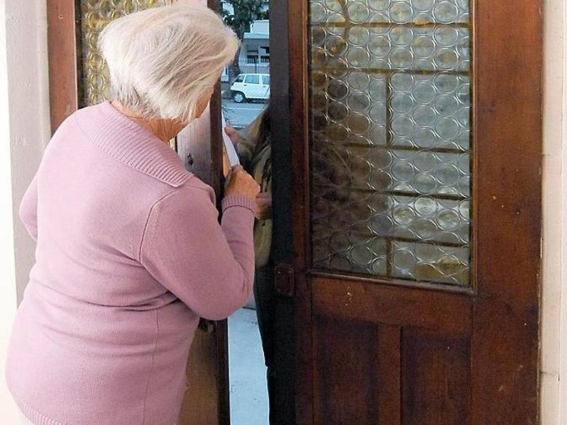 Si finge operaio per svaligiare la casa di un'anziana