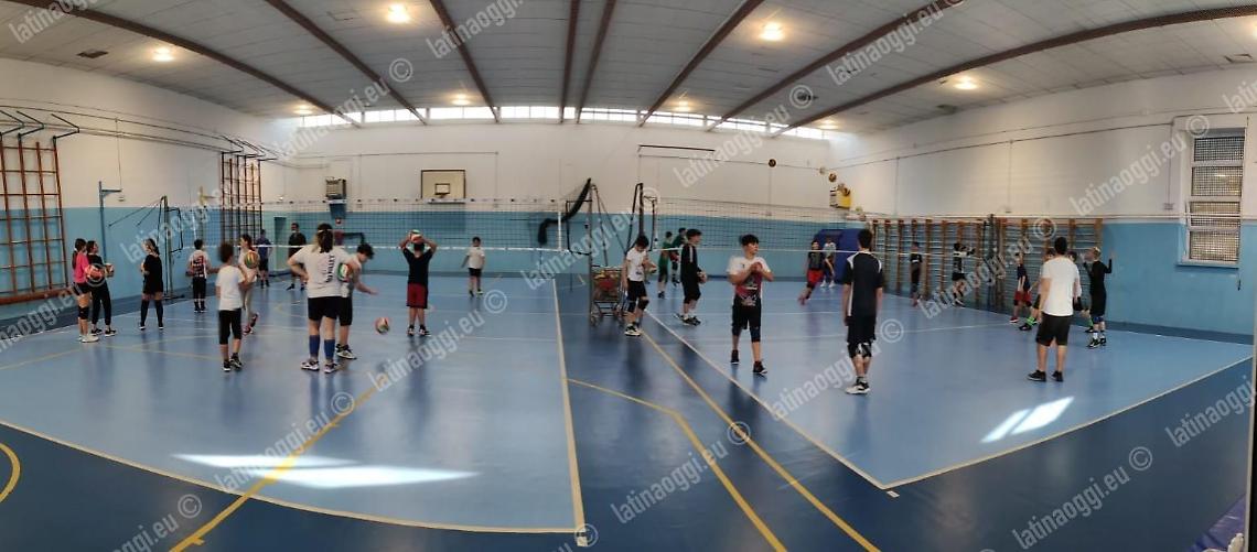 I campi da volley nella palestra della scuola Menotti Garibaldi