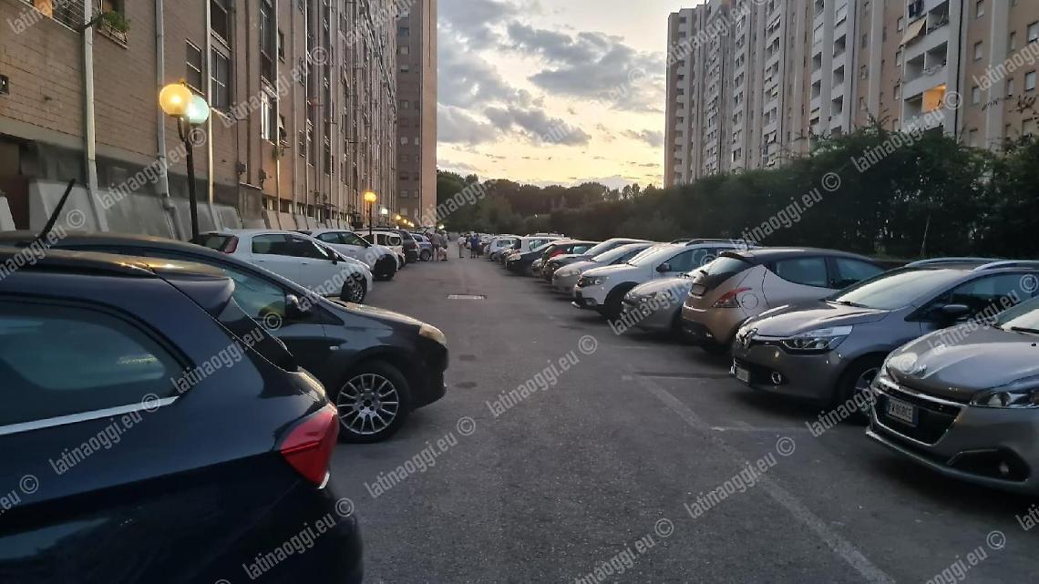 Parcheggio chiuso ai "Palazzoni" da più di un mese, la rabbia dei residenti
