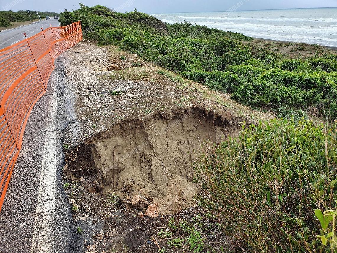 La duna sta franando sotto la strada. Lungomare a rischio