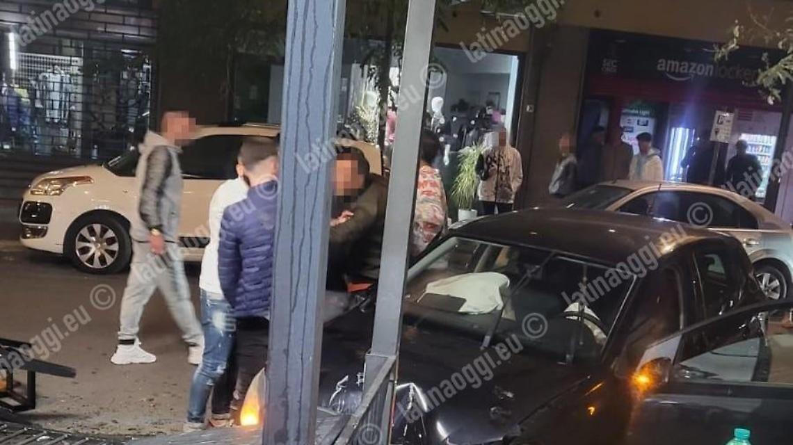 In auto contro il gazebo, giovane denunciato: era ubriaco