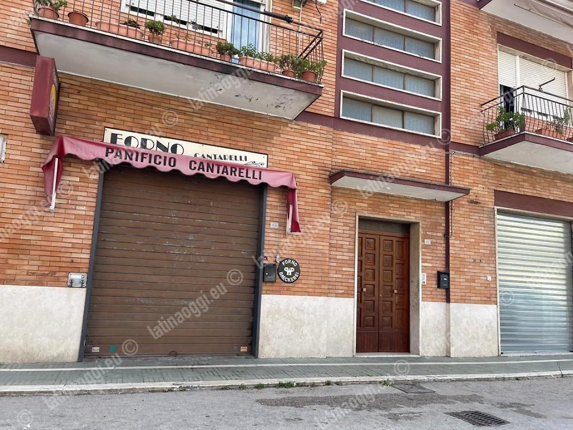 Lanciano due bombe carta nel negozio, ferito gravemente un fornaio