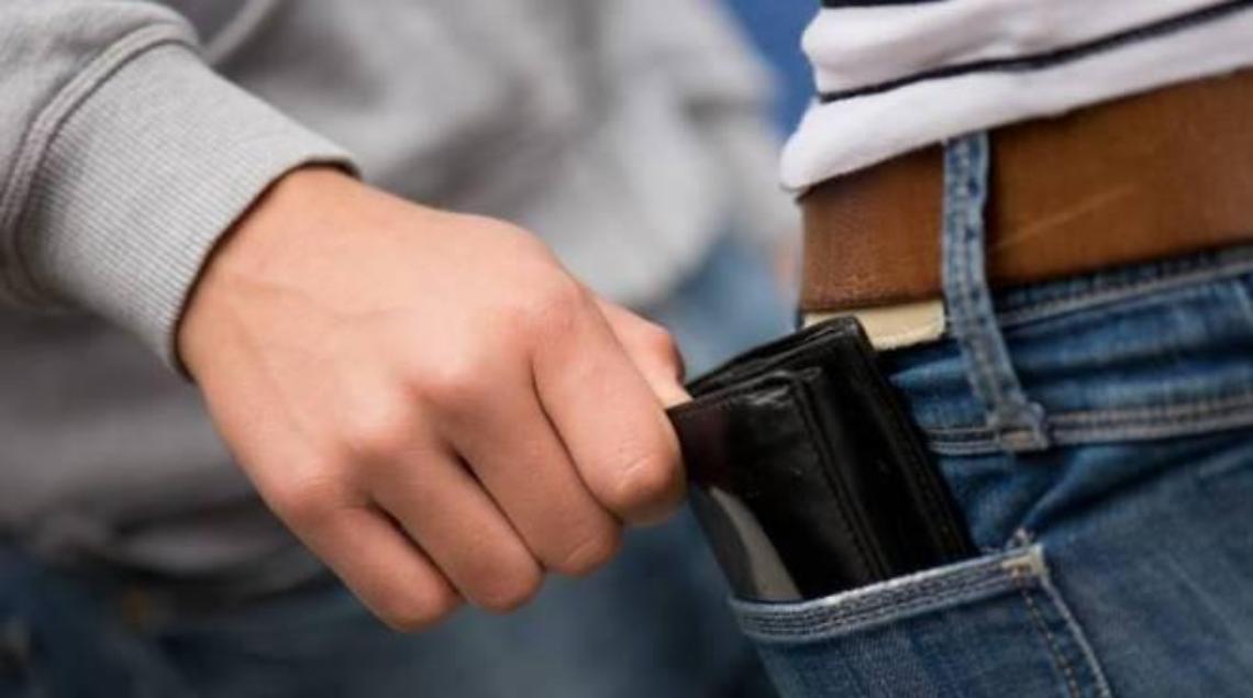 Sfila il portafoglio ad un anziano, agenti della finanza lo fermano