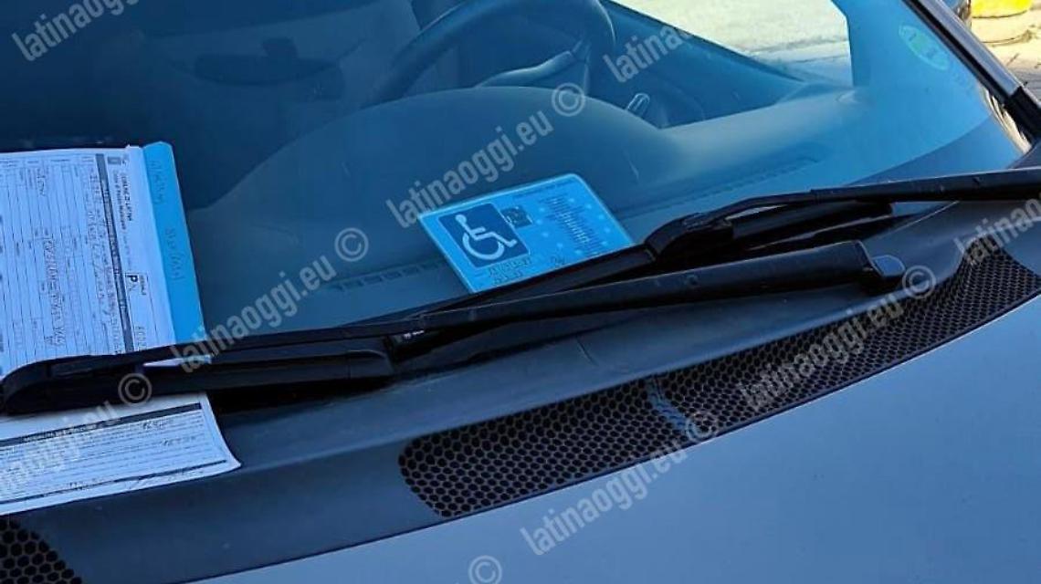 Permesso falso nel parcheggio per gli invalidi: denunciato