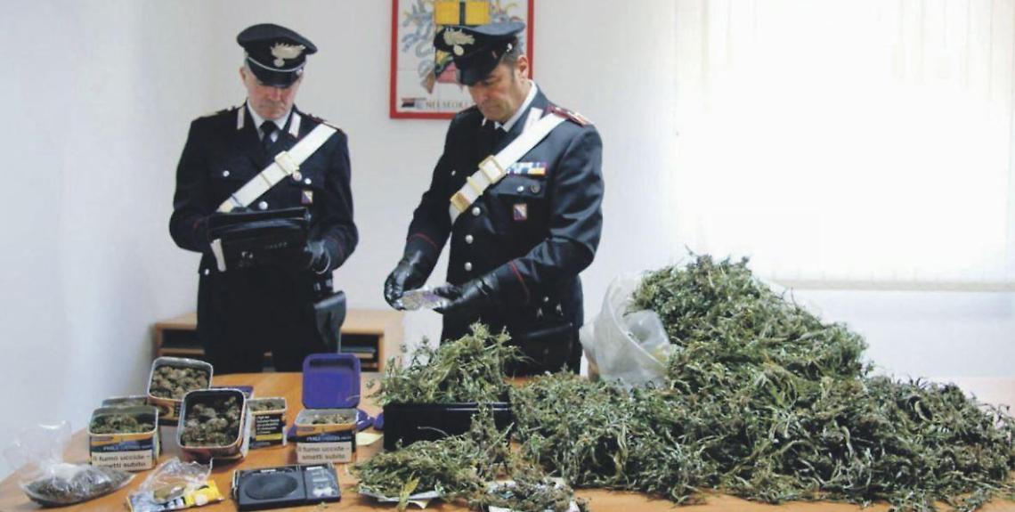 Prende il reddito di cittadinanza e arrotonda con la droga: arrestato