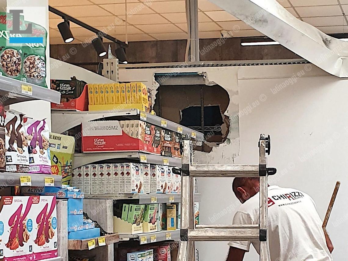 La banda del buco si cala dal tetto, ma il colpo sfuma a un passo dal bottino