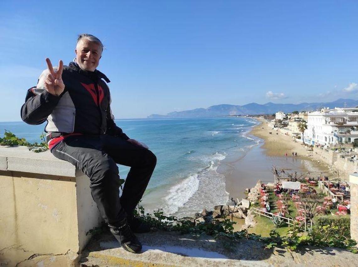 Sbanda con la moto e finisce contro un muro: morto un centauro