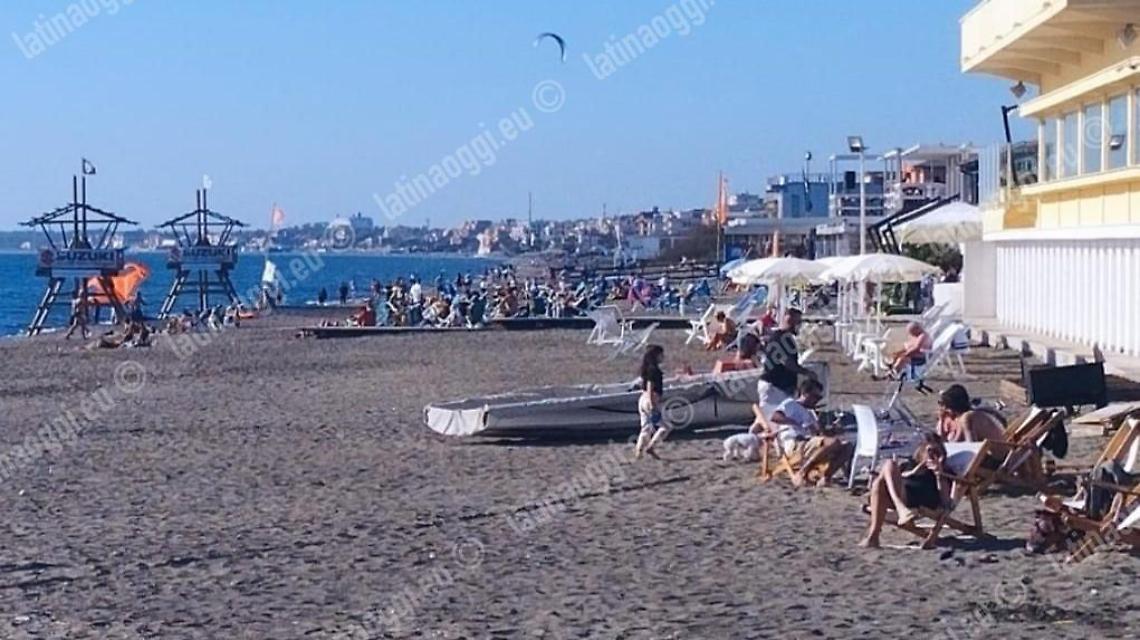 Caldo record, tutti al mare per un pranzo o per il bagno
