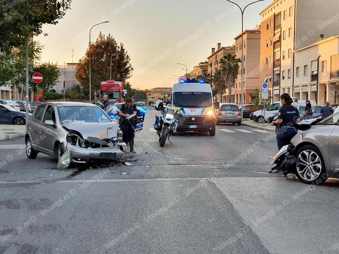 Incidente frontale tra due auto in centro, paura per una madre con i figli