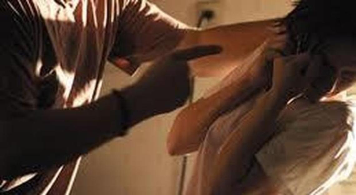 "Ti scanno", nipote maltrattata dallo zio e dalla nonna