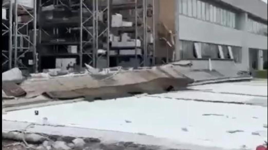 Maltempo e vento forte, viene giù la parete di un capannone