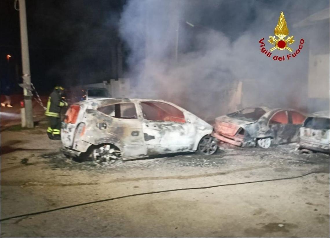 Cinque auto in fiamme nella notte, intervento dei vigili del fuoco