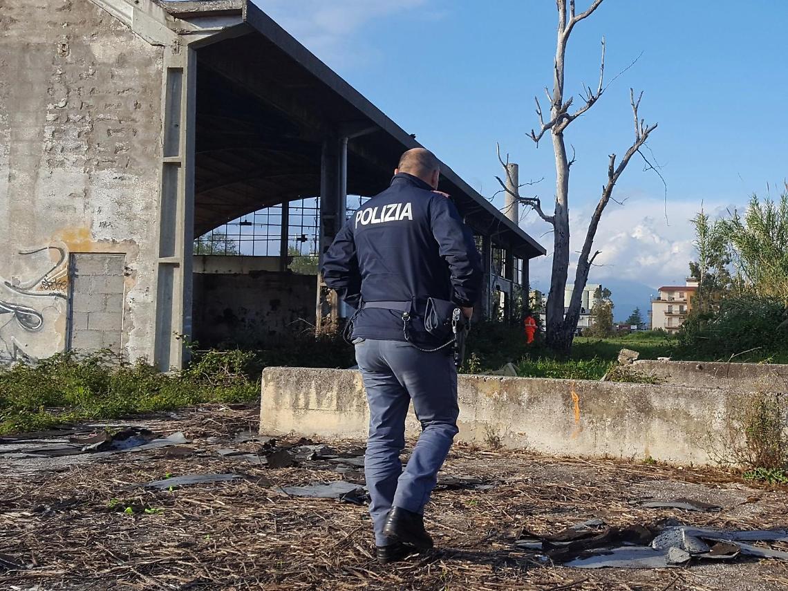 Rumore di spari nella notte e tracce di sangue: un giallo all'ex Svar