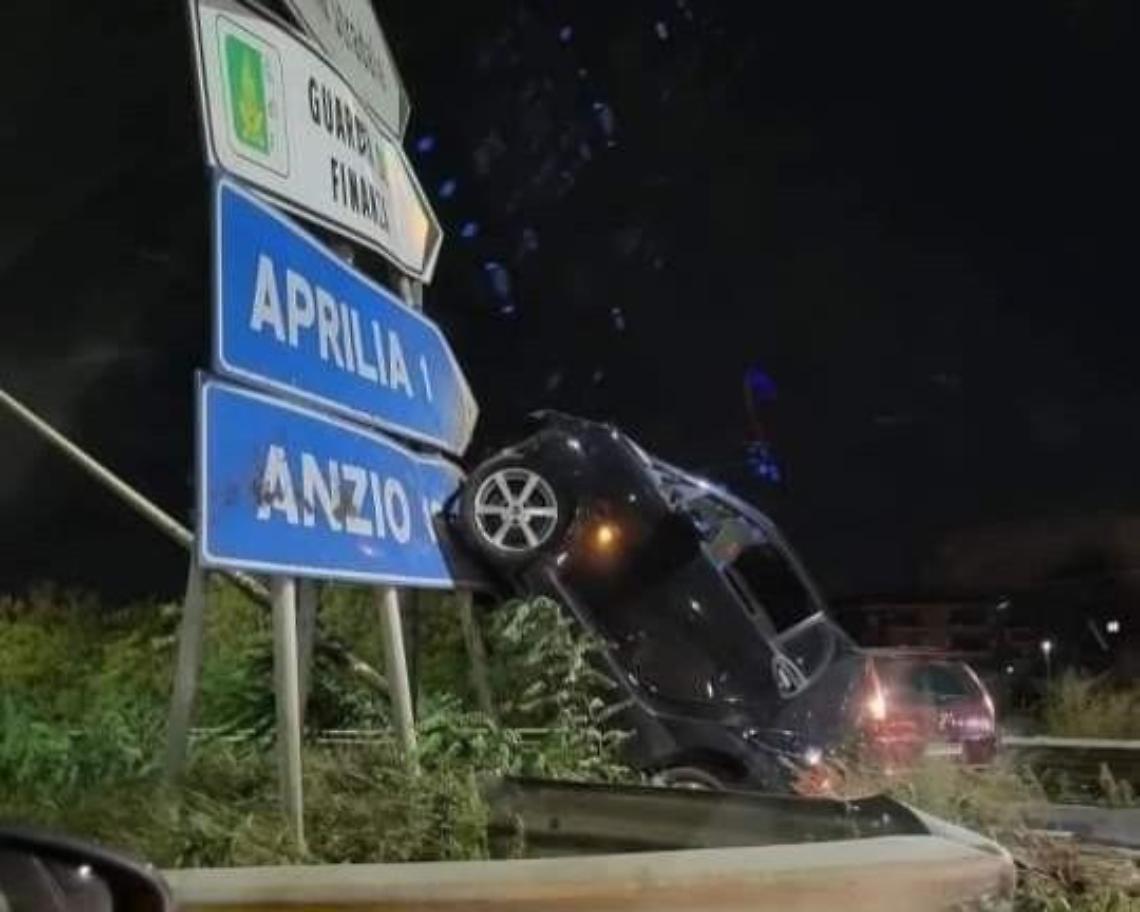 L'auto contro i cartelli