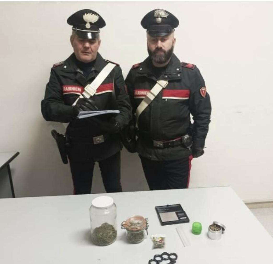 Trovato con marijuana e materiale per il confezionamento: denunciato