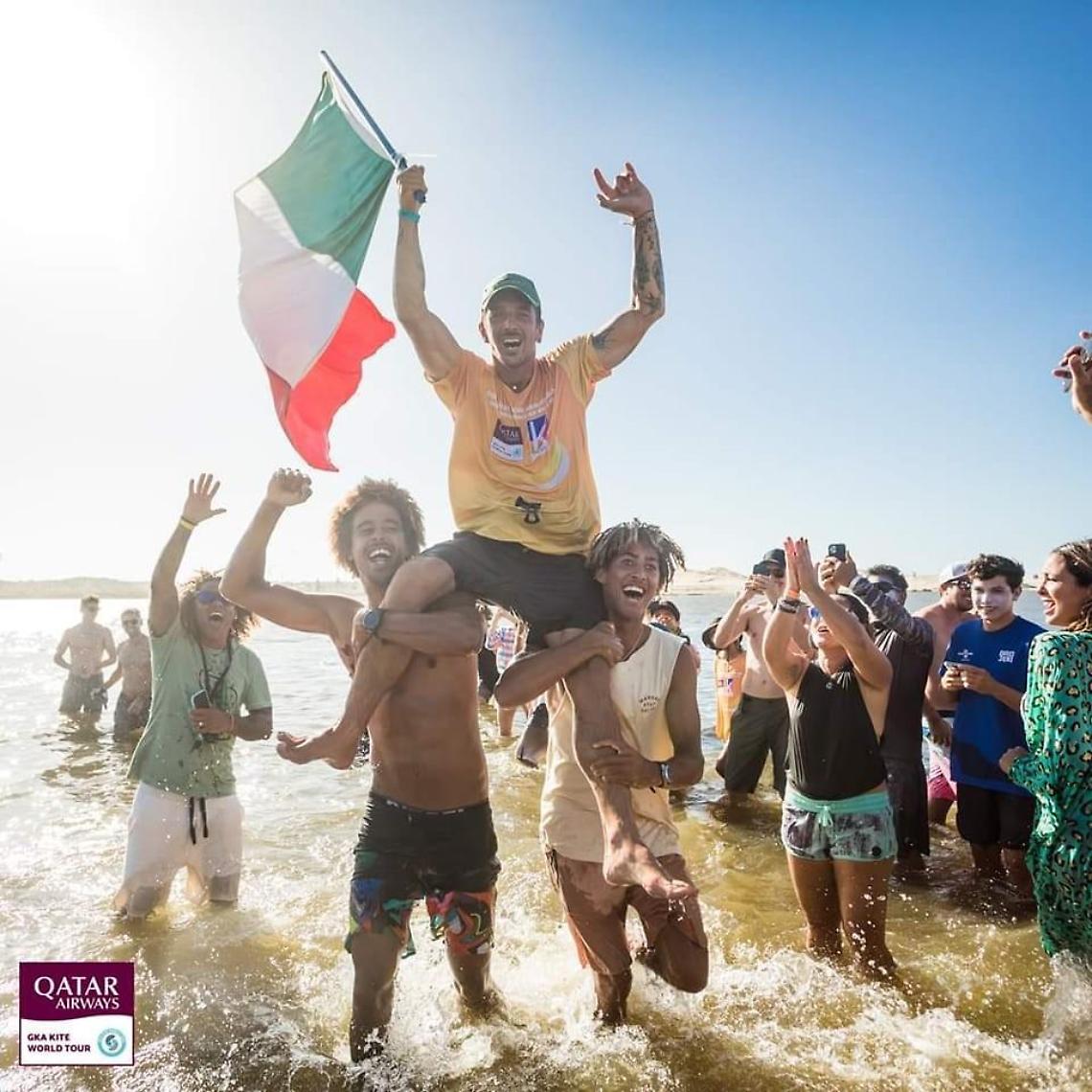 L'asso del freestyle kitesurf è il terracinese Coccoluto