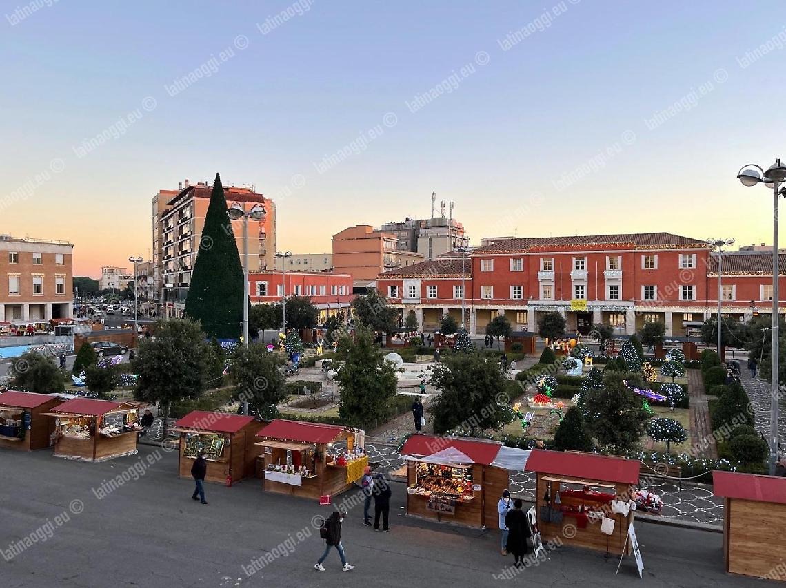 Natale, tornano le casette e debutta  il trenino nella ztl Incognita albero
