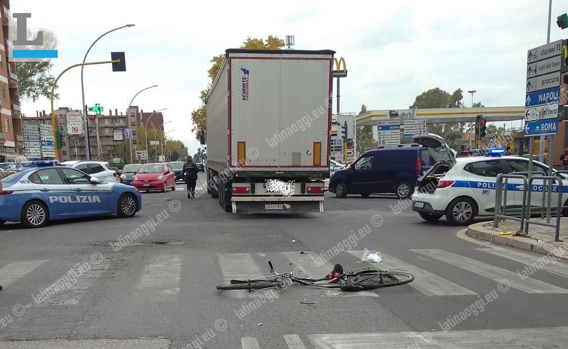 Ciclista investito dal tir: è grave l'88enne travolto dal mezzo pesante
