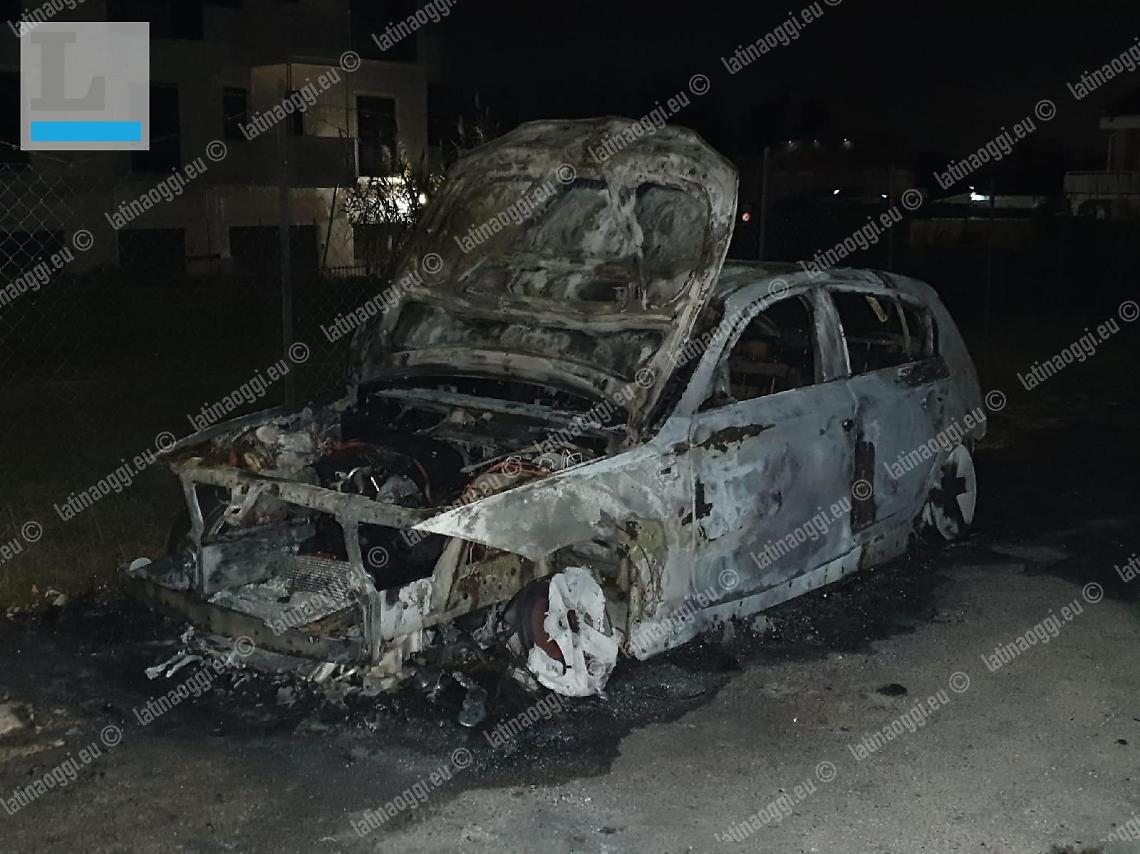 Auto distrutta da un incendio nella notte, mistero al lido