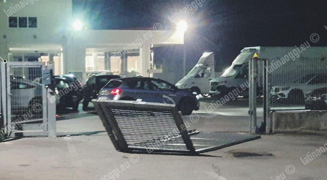 Colpo notturno all'autosalone L'Automobile sulla Pontina