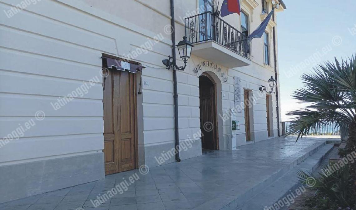 Minturno, la visita in Comune di un esponente del clan Schiavone