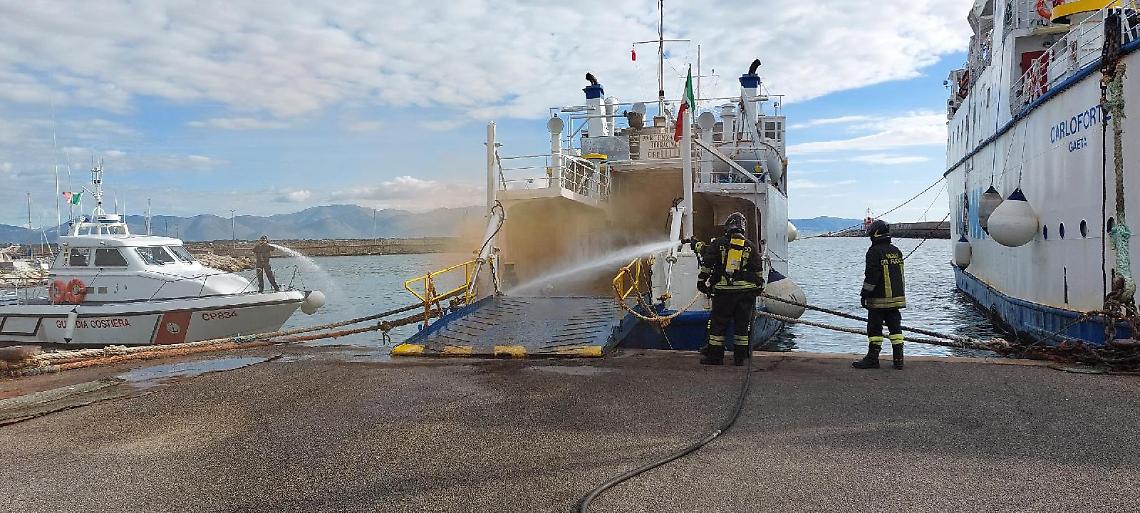 Spettacolare esercitazione antincendio al porto