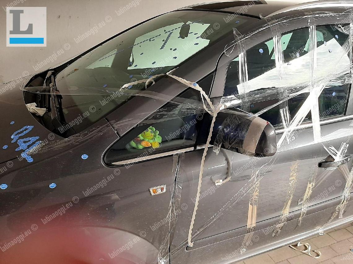 Raid vandalico nella notte: auto danneggiate e gomme bucate
