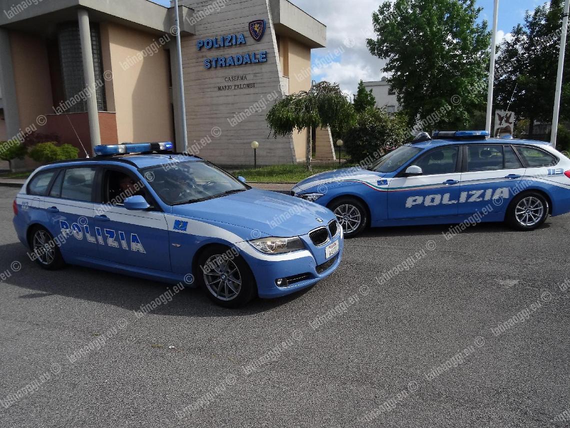 La polizia stradale intercetta e recupera un'auto rubata