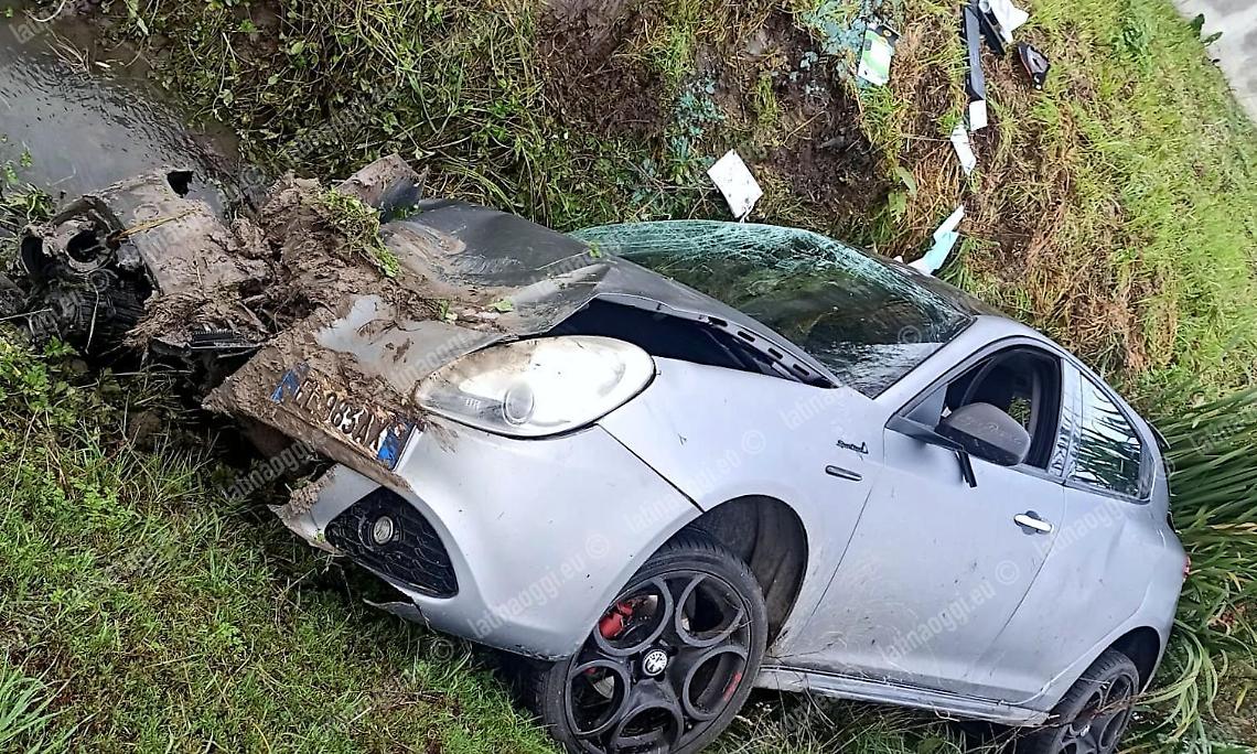 I ladri in fuga si schiantano fuori strada e lasciano l'auto