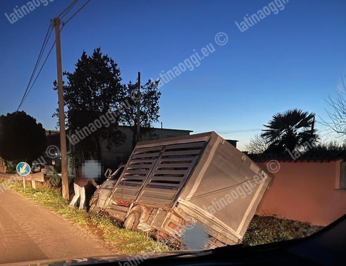 Via Guardapasso, camioncino esce fuori strada e finisce nel fosso