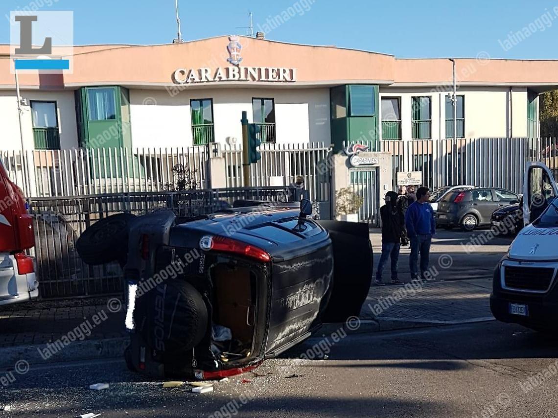 Frontale sull'Appia, un'auto si ribalta: un anziano trasportato in ospedale